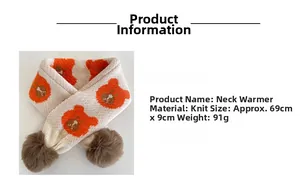Détail de l'écharpe en tricot pour enfants avec motifs d'ours orange et pompons bruns