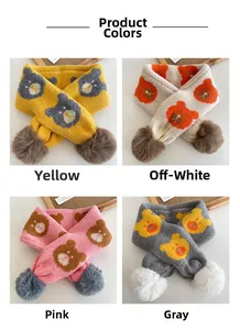 Vue détaillée d'écharpes en tricot avec ours en jaune, blanc cassé, rose et gris