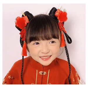 Dettaglio della clip per capelli di Capodanno per bambini con nappe rosse e fiori