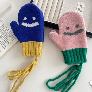 Muffole in maglia per bambini con faccina sorridente e cordino blu e rosa