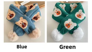 Détail d'écharpes en tricot pour enfants en bleu et vert avec motifs ours et pompons