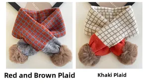 Detailansicht der Kinder-Strickschals mit Karomuster und flauschigen Bommel-Applikationen