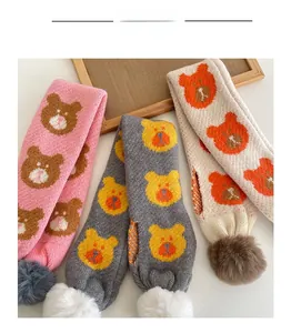 Texture tricotée détaillée d'écharpes ours pour enfants en rose, gris et beige avec pompons