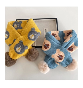 Vue détaillée de foulards tricotés pour enfants avec motifs ours et pompons doux