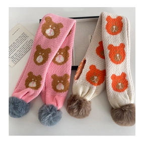 Détails de la maille d'écharpes roses et blanches pour bébés avec broderie ours et pompons