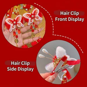 Fermagli per capelli cinesi rossi con farfalle ricamate, pelliccia bianca e nappe d'oro