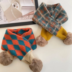 Gemütlicher Kinder-Karoschal mit bunten Pompons für winterliche Wärme im Freien