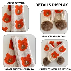 Écharpe tricotée blanc cassé pour enfants avec ours orange et pompons en fausse fourrure