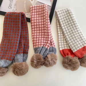 Kinder Karo-Strickschal mit Kunstfell-Pompons für Winterwärme im Outdoor-Bereich