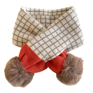 Kinder Karo-Strickschal mit braunen Bommeln und warmem orangefarbenem Kontrast Winter