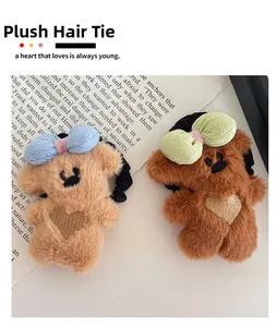 Detailweergave van de pluche teddybeer haarelastiekjes met strikjes en harten