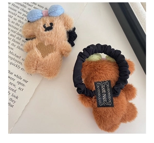Detail van pluche beer haarelastiekjes met handgemaakt label en zachte faux fur