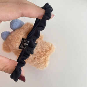 Pluche bruine beer haarelastiekje met blauwe strikjes en elastische zwarte scrunchie