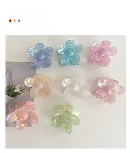 Détail de diverses pinces à cheveux fleurs en acrylique irisé aux couleurs douces