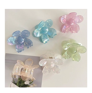 Vue détaillée de pinces à cheveux fleur en acrylique nacré de couleurs variées