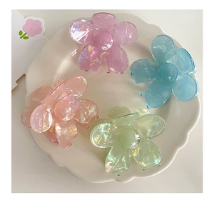 Détails d'accessoires cheveux en forme de fleur acrylique nacrée aux tons pastels variés