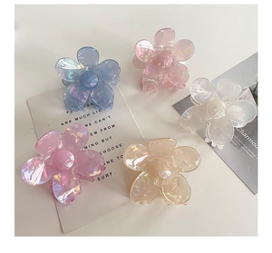 Lot de cinq pinces à cheveux en forme de fleur irisées bleu rose violet et blanc perle