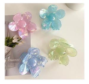 Détail des pinces à cheveux en forme de fleur acrylique irisée aux couleurs pastel