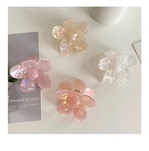 Pinces à cheveux en forme de fleur irisées en blanc et rose au fini perlé élégant
