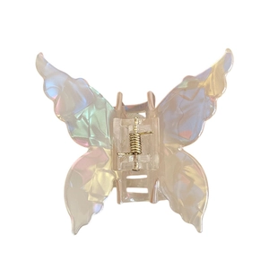 Pince à cheveux papillon holographique avec finition pastel irisée sur un fond blanc pur