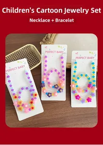 Dettaglio del set di collana e bracciale con fiori in acrilico per regalo bambina
