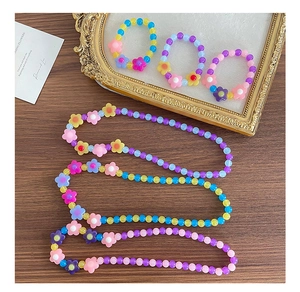 Dettaglio di collane e braccialetti in acrilico con fiori colorati per bambine piccole