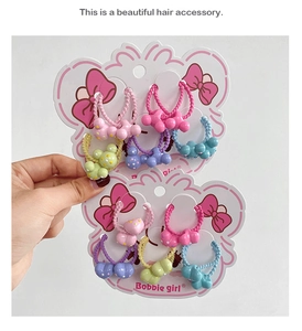 Dettaglio degli elastici per capelli a nuvola macaron per bambine su schede Bobbie girl