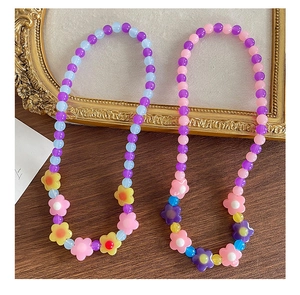 Dettaglio di perline floreali in acrilico colorato su cornice vintage, regalo per bimbe