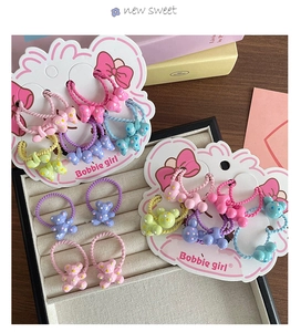 Dettaglio degli elastici per capelli a fiocco per bambine in delicati colori macaron