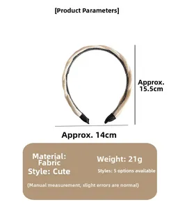 Gros plan du bandeau tricoté beige montrant les dents antidérapantes et la texture du tissu