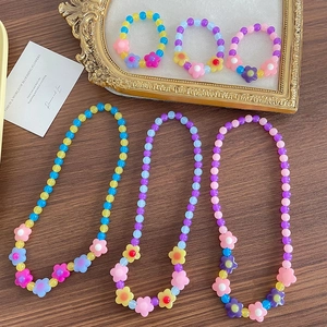 Set di collane e bracciali con fiori in acrilico colorato e perline per bambine