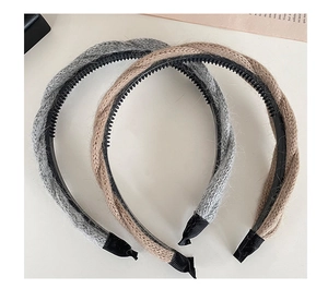 Détail de serre-têtes en maille torsadée avec texture chaude et intérieur antidérapant