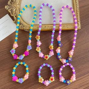 Tre set di collane e braccialetti in acrilico con fiori colorati, gioielli di perline per bambine
