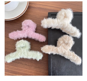 Vue détaillée des pinces à cheveux en peluche douce en rose vert blanc et beige