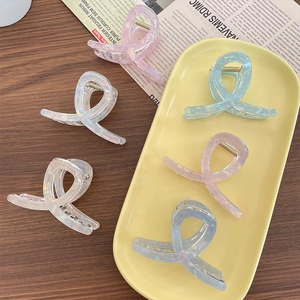 Pinze per capelli a croce in cinque colori macaron perlati con finitura effetto marmo