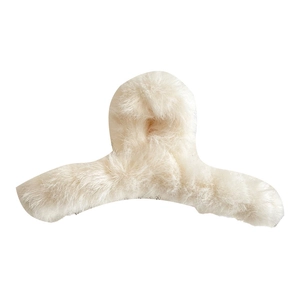 Grande pince à cheveux en fausse fourrure crème pour des coiffures d'hiver élégantes
