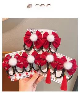 Detail der Neujahrs-Haarspange mit roter Satinschleife, Pompon und langer Seidenquaste