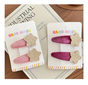 Detalle de pinzas de pelo de estrella en pana rosa y violeta hechas a mano sobre fondo retro