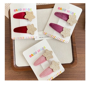 Set de tres pinzas de pelo de estrella hechas a mano en pana en tonos rojos y rosados