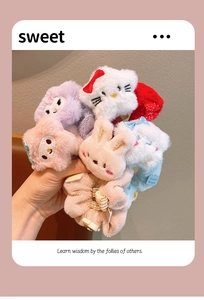 Gros plan de chouchous en peluche colorés avec des figurines de dessins animés mignons