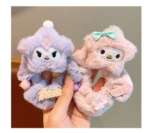 Gros plan de chouchous en peluche en forme d'étoile rose et violette avec broderies