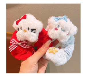 Détail de chouchous en peluche faits main avec d'adorables figurines 3D de dessin animé
