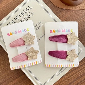 Pinzas para el pelo con forma de estrella para niñas en rosa y púrpura sobre tarjeta