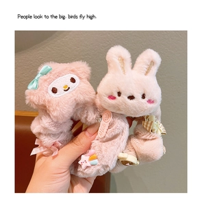 Gros plan d'élastiques à cheveux en peluche avec ours rose et lapin blanc