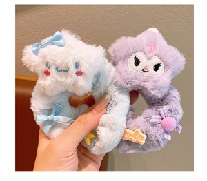 Gros plan sur de mignons chouchous en peluche avec nœud et détail Barbie
