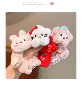 Détail de chouchous en peluche avec des motifs mignons de lapin et de personnages