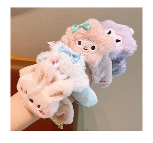 Détail de chouchous en peluche Sanrio avec broderies de personnages mignons