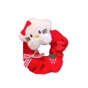 Chouchou en peluche rouge mignon avec poupée de chat et décor de fraise
