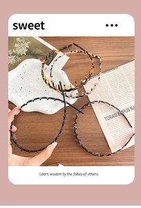 Detail showing four stylish toothed headbands in tortoiseshell and leopard patterns