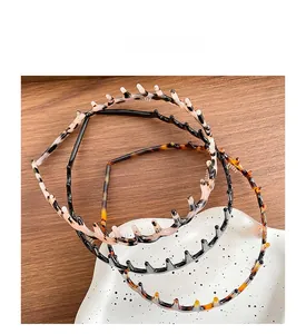 Detail of wavy non-slip headbands in tortoiseshell, marble and black finishes